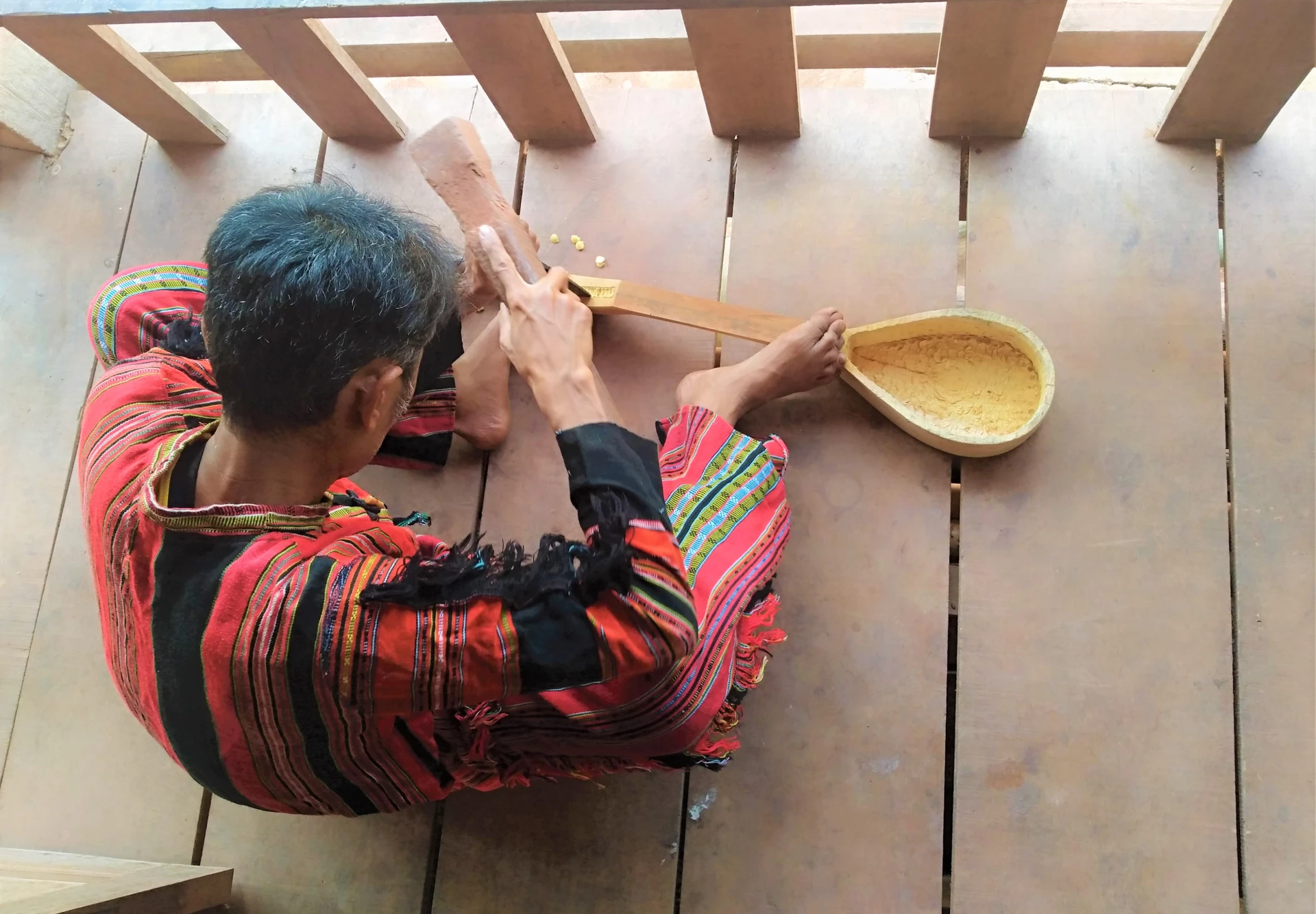 M. Ho Van Viet fabrique le luth Ta Lu - Photo : S.H