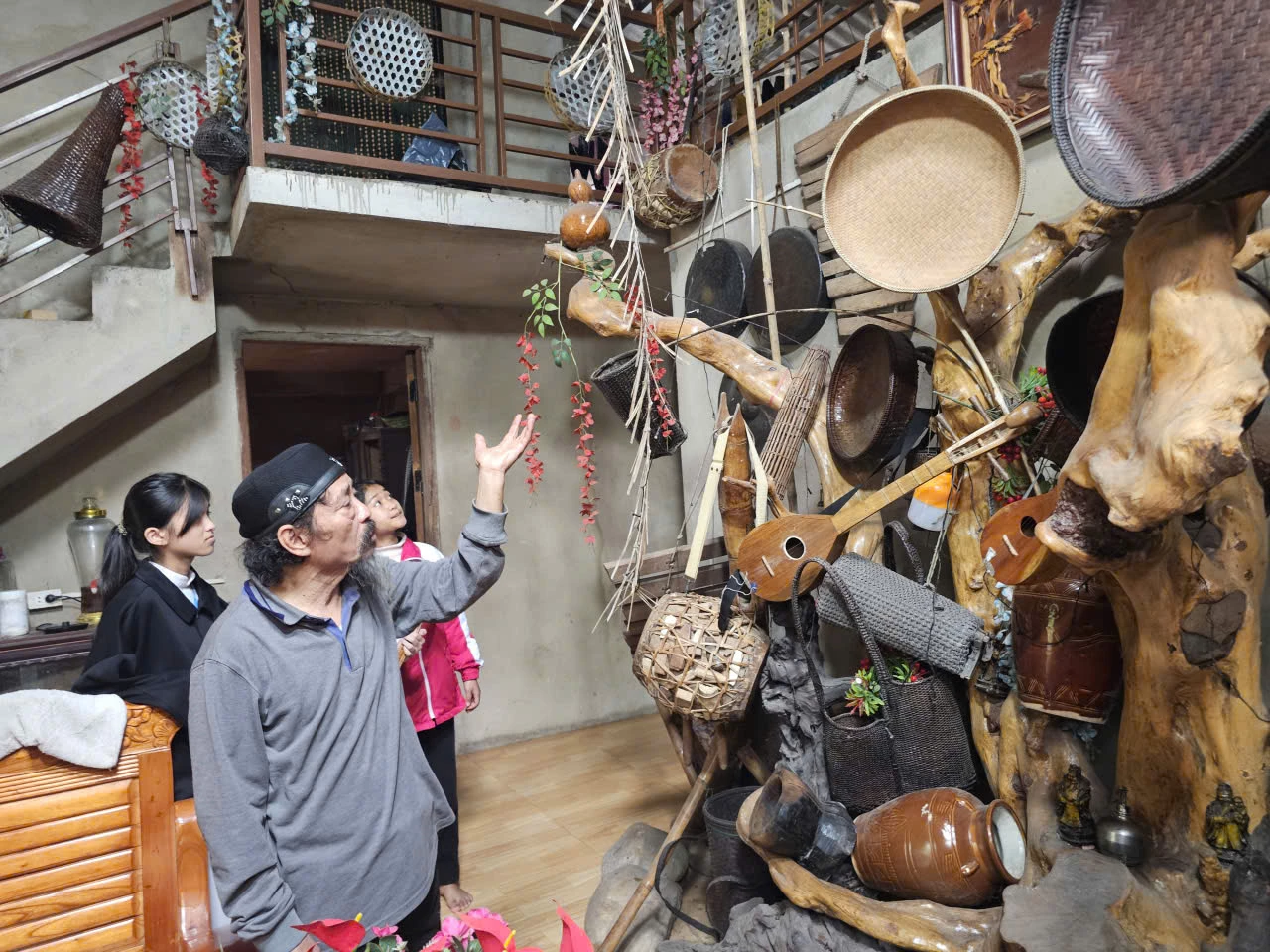 Présentation des instruments de musique traditionnels des peuples Pa Ko et Van Kieu - Photo : M.T.