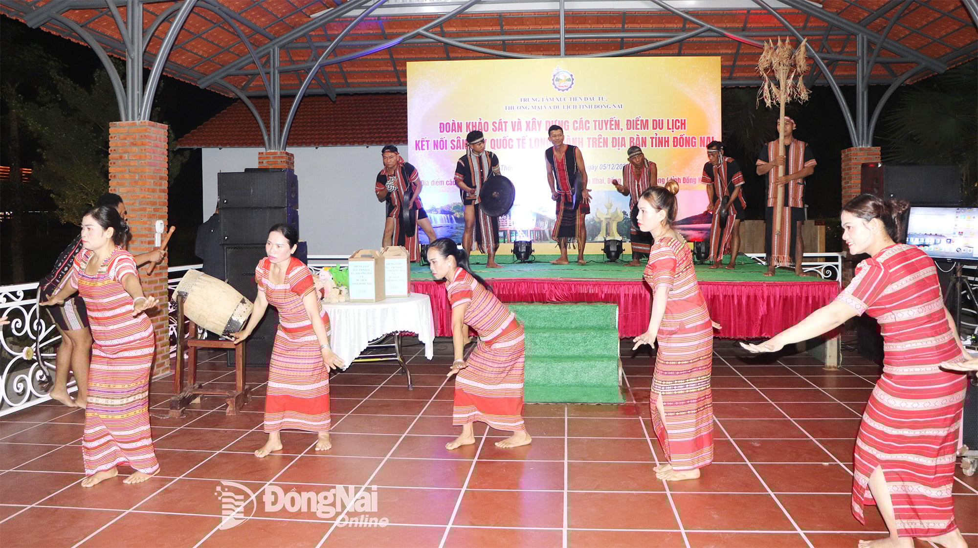 탄카이 마을의 크메르족이 관광객들을 위해 전통 예술 공연을 선보이고 있다. 사진: 응옥 리엔