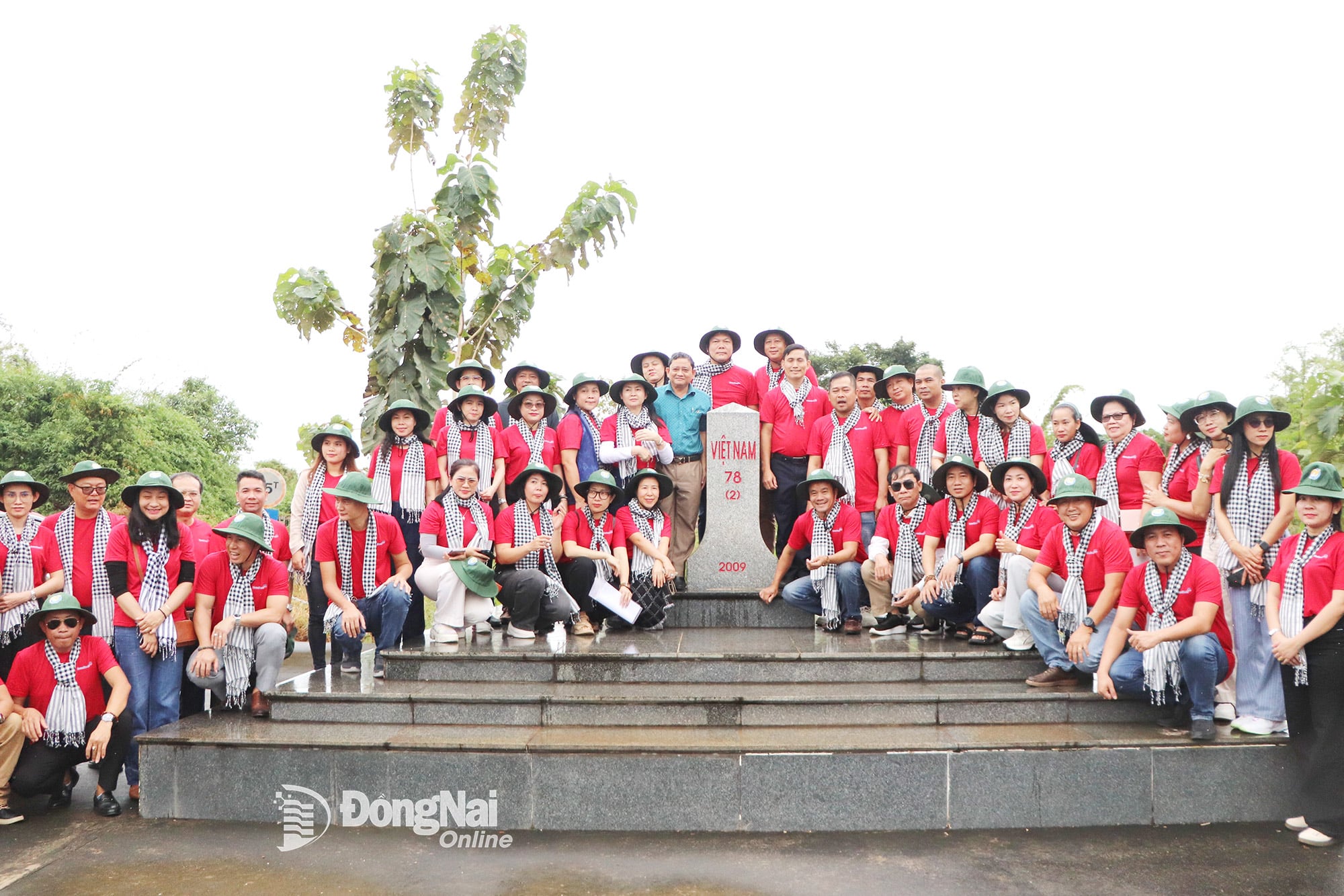 관광객들이 국경 수비대 주둔지인 78번 이정표에서 기념 사진을 찍고 있다. 록틴 국경 관문, 록탄 마을.