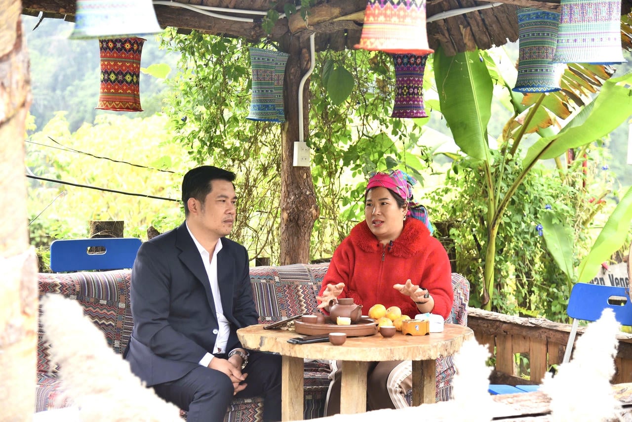 A Sra. Trieu Kim Xuyen, chefe da Associação de Turismo de Ba Be, compartilhou a informação com a equipe do jornal PLVN. (Foto: Thanh Tung)