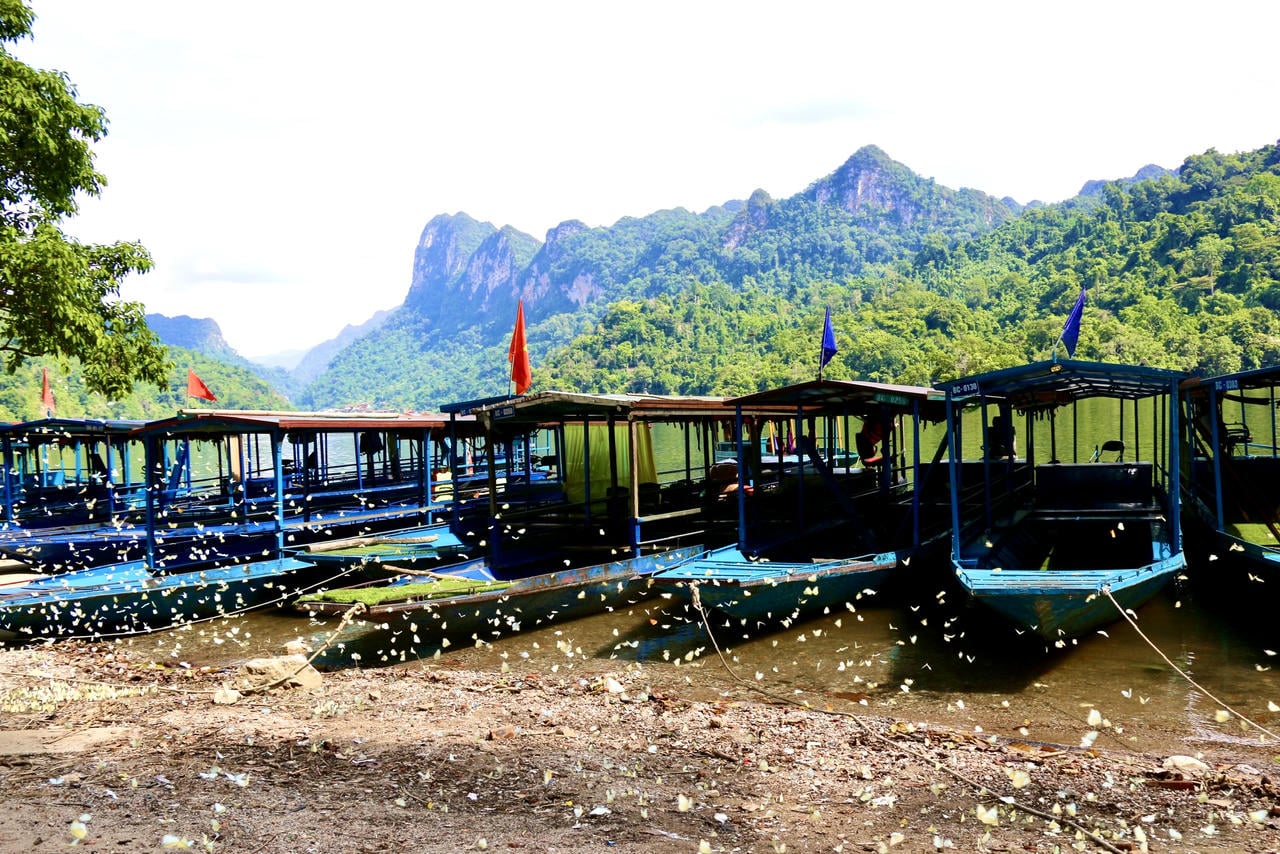 A bela paisagem do Lago Ba Be cativa os visitantes. (Foto: Le Hanh)