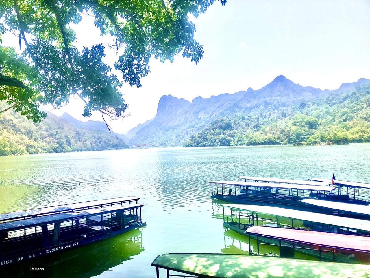 O lago Ba Be é tão cristalino quanto uma joia no meio da floresta. (Foto: Le Hanh)