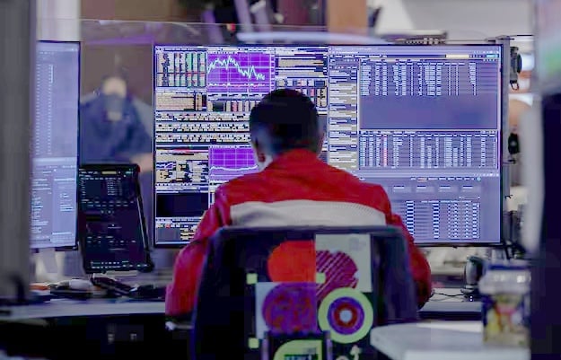 Retorno ao vermelho: S&P 500 deixa pico histórico enquanto investidores aguardam decisão do Fed Sắc đỏ trở lại: S&P 500 rời đỉnh lịch sử khi nhà đầu tư chờ quyết định từ Fed