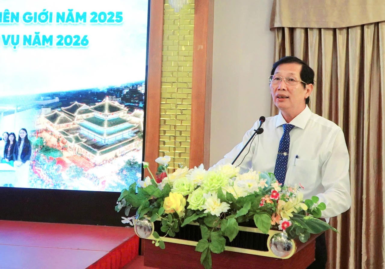 Vice ordförande för An Giangs provinsfolkkommitté, Le Van Phuoc, berömde turistnäringens framsteg under det gångna året (Foto: Khanh Thuy).