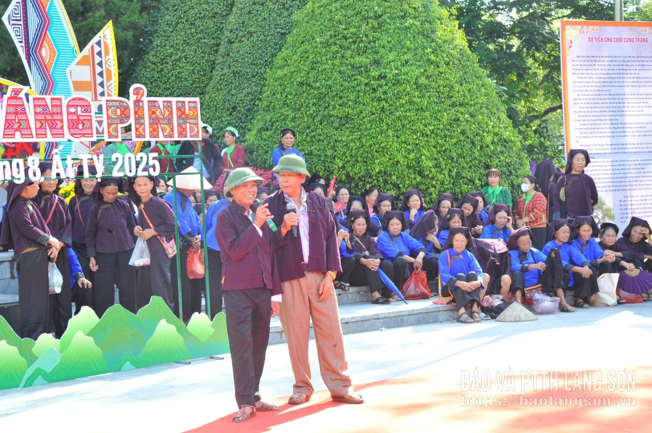 Människor deltar i folksångsutbyte på Hang Pinh-festivalen, Luong Van Tri-distriktet år 2025