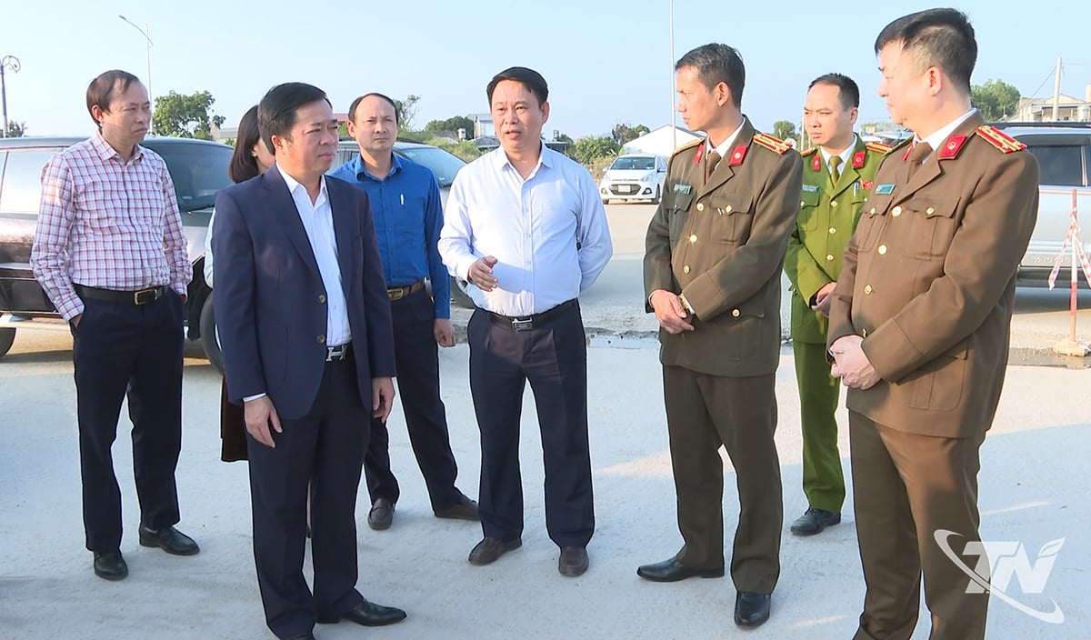 El vicepresidente del Comité Popular Provincial, Bui Van Luong, inspeccionó la carretera de Bac Son.