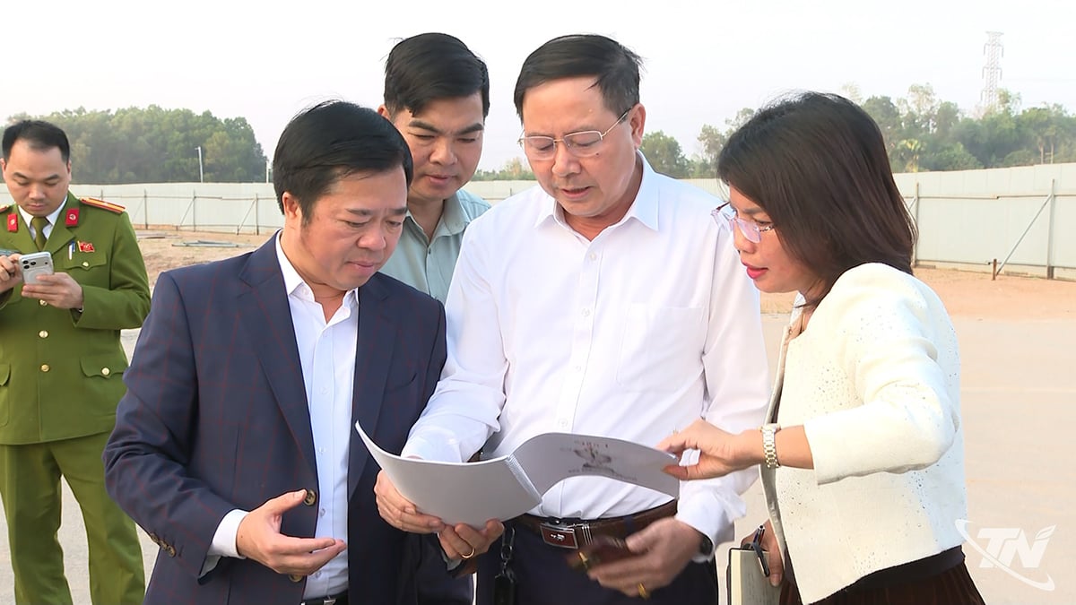El camarada Bui Van Luong, vicepresidente del Comité Popular Provincial, inspeccionó el estadio.