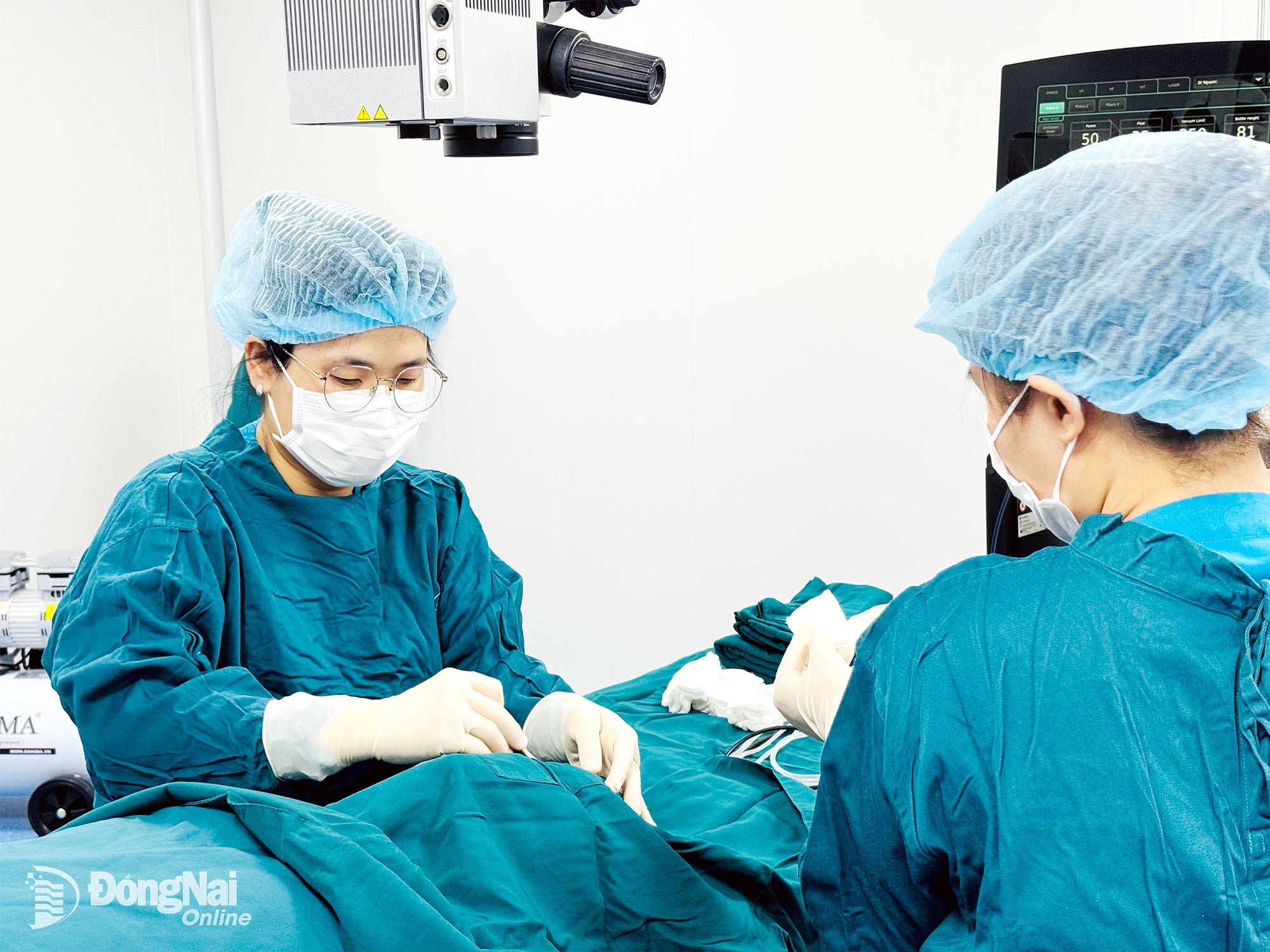 O operație faco efectuată la Spitalul Oftalmologic Dong Nai din Hanoi. Fotografie: Hanh Dung