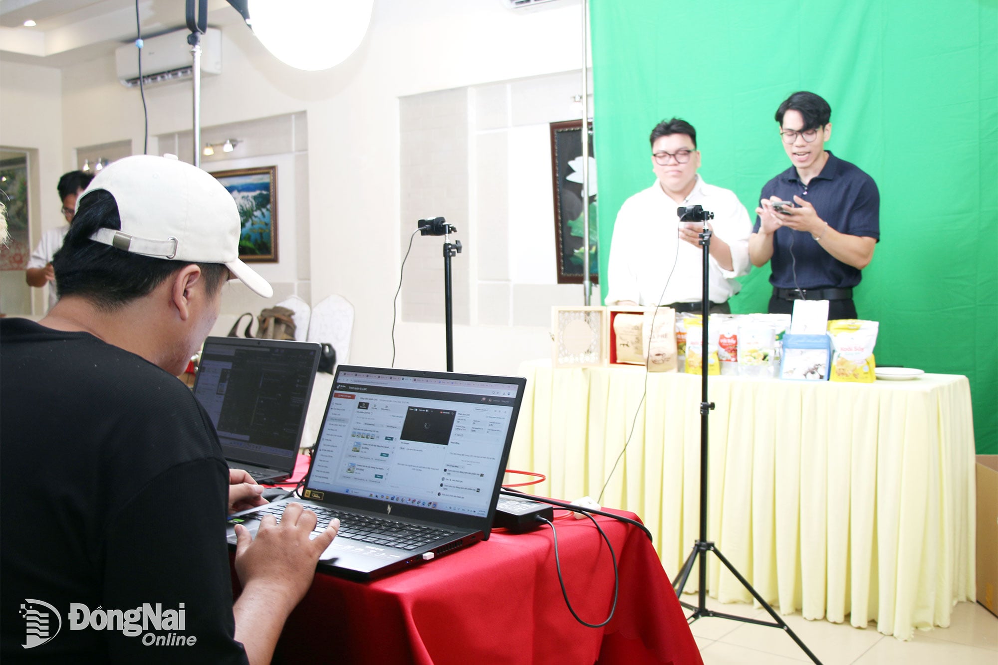 กิจกรรมการขายแบบถ่ายทอดสดในงานสัมมนาอบรมอีคอมเมิร์ซ จัดโดยกรมอุตสาหกรรมและการค้า ต้นเดือนธันวาคม 2568 ภาพ: ไห่ ฉวน