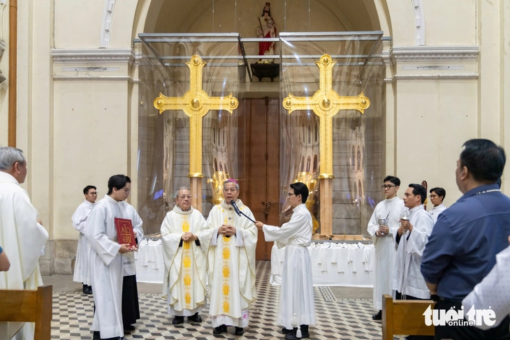 صورة مقربة لصلبين مذهّبين في كاتدرائية نوتردام - الصورة 1. Thánh giá mạ vàng được làm phép, tháp chuông và tháp kẽm ở nhà thờ Đức Bà sẽ xong vào tháng 4-2026 - Ảnh 1.