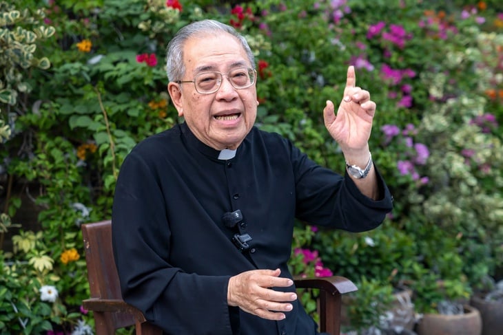 لقطة مقربة لصلبين مذهّبين في كاتدرائية نوتردام - الصورة 2. Nhà thờ Đức Bà - Ảnh 2.