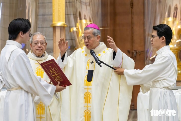 لقطة مقربة لصلبين مذهّبين في كاتدرائية نوتردام - الصورة 2. Nhà thờ Đức Bà - Ảnh 3.