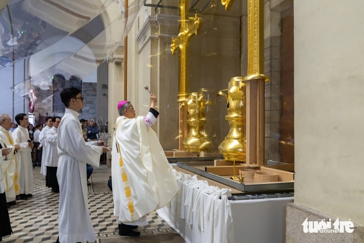 لقطة مقربة لصلبين مذهّبين في كاتدرائية نوتردام - الصورة 3. Nhà thờ Đức Bà - Ảnh 4.