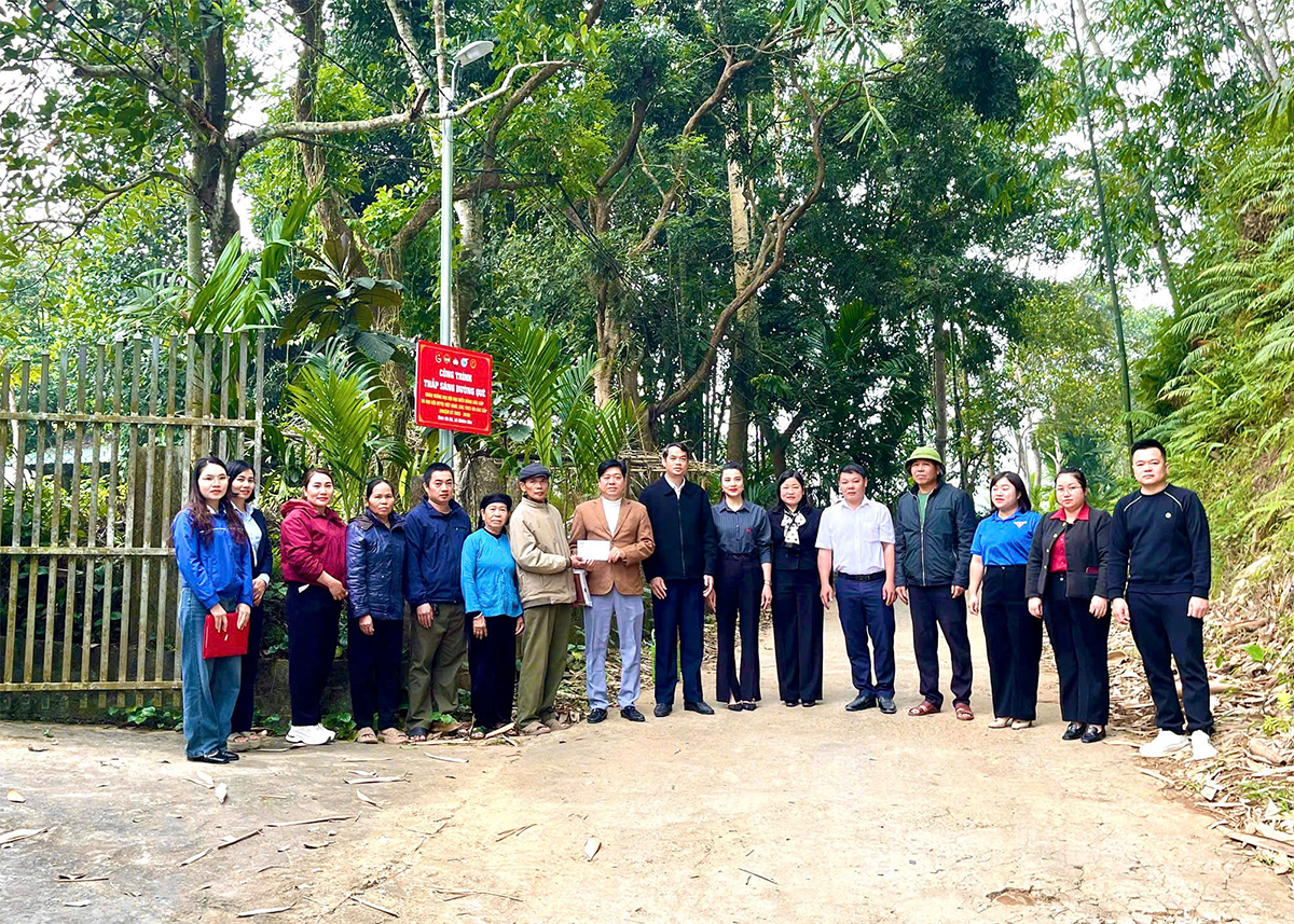 Chiem Hoa kommune innviet lysveiprosjektet i landsbyen Na Bo og ønsket den 11. nasjonale patriotiske emuleringskongressen velkommen.