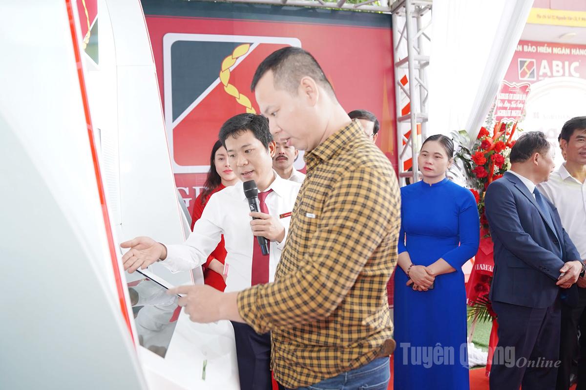 Agribank のスタッフが顧客にデジタル バンキング サービスを紹介します。