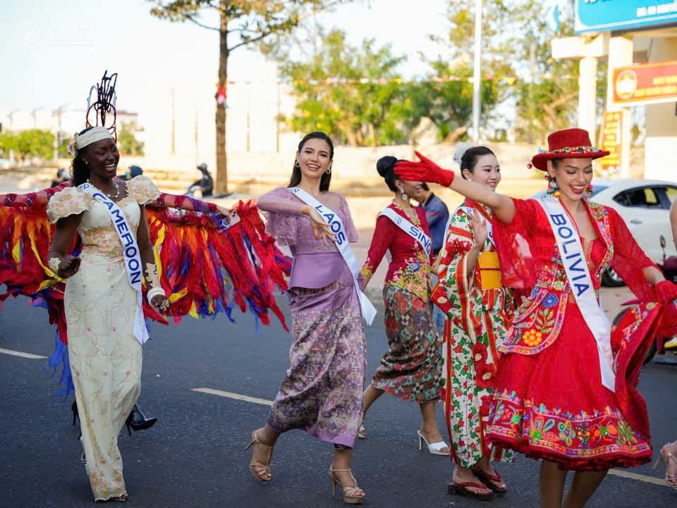 សម្រស់ចំនួន 80 មកពីប្រទេសជាច្រើនបានចូលរួមក្បួនដង្ហែរគោរពរូបភាពដើមតែ - Tea Carnival នៅតាមផ្លូវកណ្តាលទីក្រុង Da Lat ។