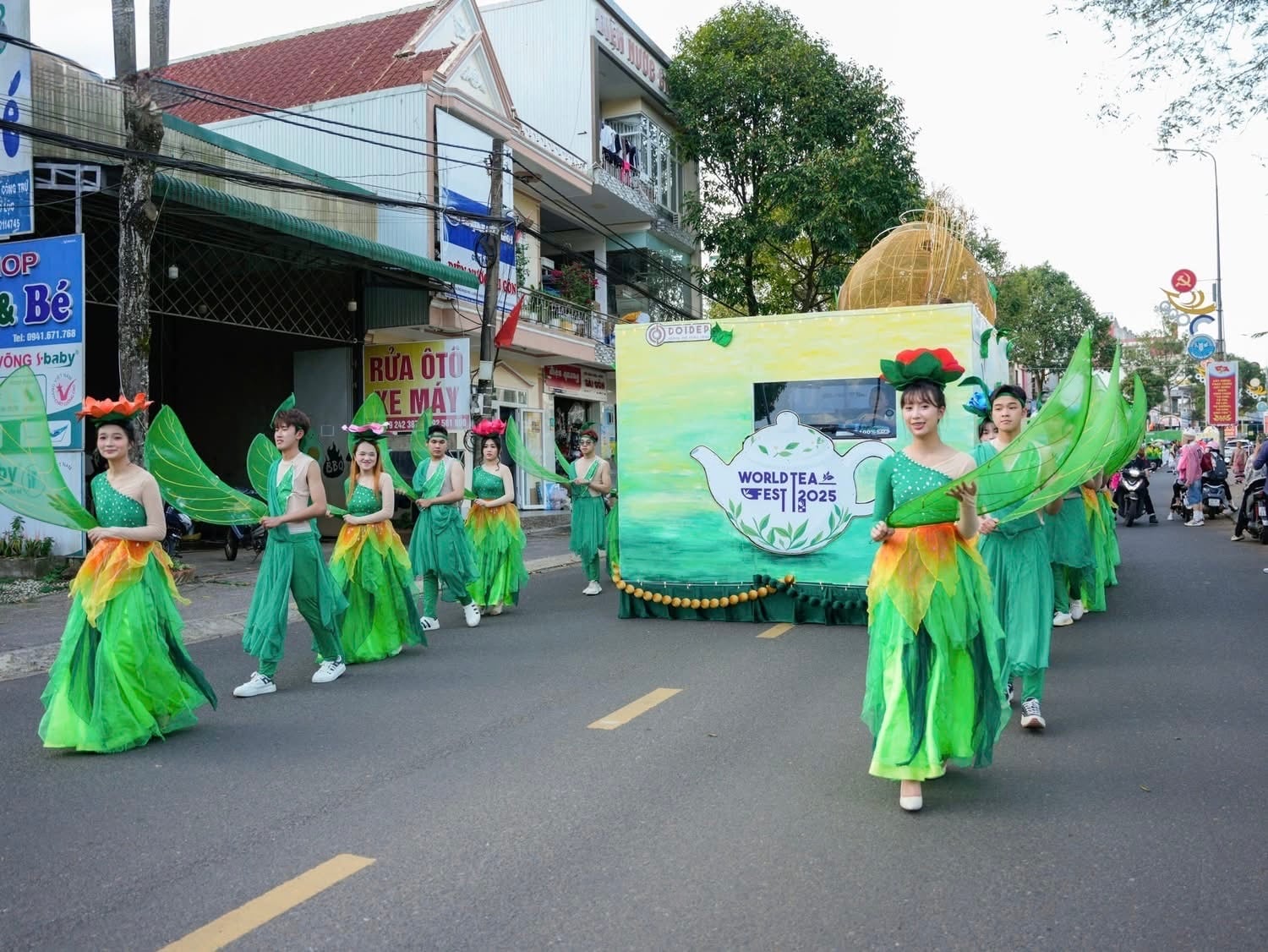 ក្បួនដង្ហែបានទាក់ទាញចំណាប់អារម្មណ៍ភ្ញៀវទេសចរ និងអ្នកស្រុក។