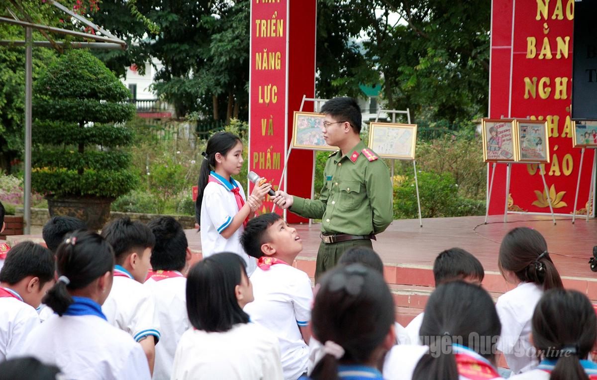 A rendőrség a kibertérben elkövetett csalások megelőzéséről és elleni küzdelemről, valamint a Bac Quang községben található Hung An Középiskola diákjainak internetbiztonsági ismereteket tanít.