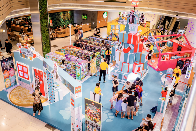 ຮູບແບບຕົ້ນໄມ້ວັນຄຣິດສະມາດ LEGO ຂະຫນາດໃຫຍ່ໄດ້ດຶງດູດນັກທ່ອງທ່ຽວນະຄອນໂຮ່ຈິມິນ - ຮູບພາບ 1. Mô hình cây thông LEGO khổng lồ hút khách ở TP.HCM- Ảnh 1.