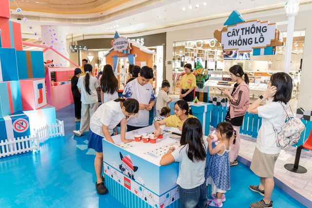 ຮູບແບບຕົ້ນໄມ້ວັນຄຣິດສະມາດ LEGO ຂະຫນາດໃຫຍ່ໄດ້ດຶງດູດນັກທ່ອງທ່ຽວນະຄອນໂຮ່ຈິມິນ - ຮູບພາບ 2. Mô hình cây thông LEGO khổng lồ hút khách ở TP.HCM- Ảnh 2.