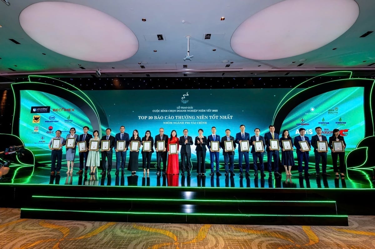 Att Binh Dien inkluderas i TOPP 20 av de bästa årsredovisningarna är ett tydligt exempel på företagets kvalitet i styrningen, engagemang för att skydda aktieägarnas intressen och långsiktiga utvecklingsstrategi. Foto: Ngoc Van. Việc Bình Điền lọt TOP 20 Báo cáo Thường niên tốt nhất là minh chứng rõ ràng cho chất lượng quản trị, cam kết bảo vệ quyền lợi cổ đông và chiến lược phát triển dài hạn của công ty. Ảnh: Ngọc Vân.