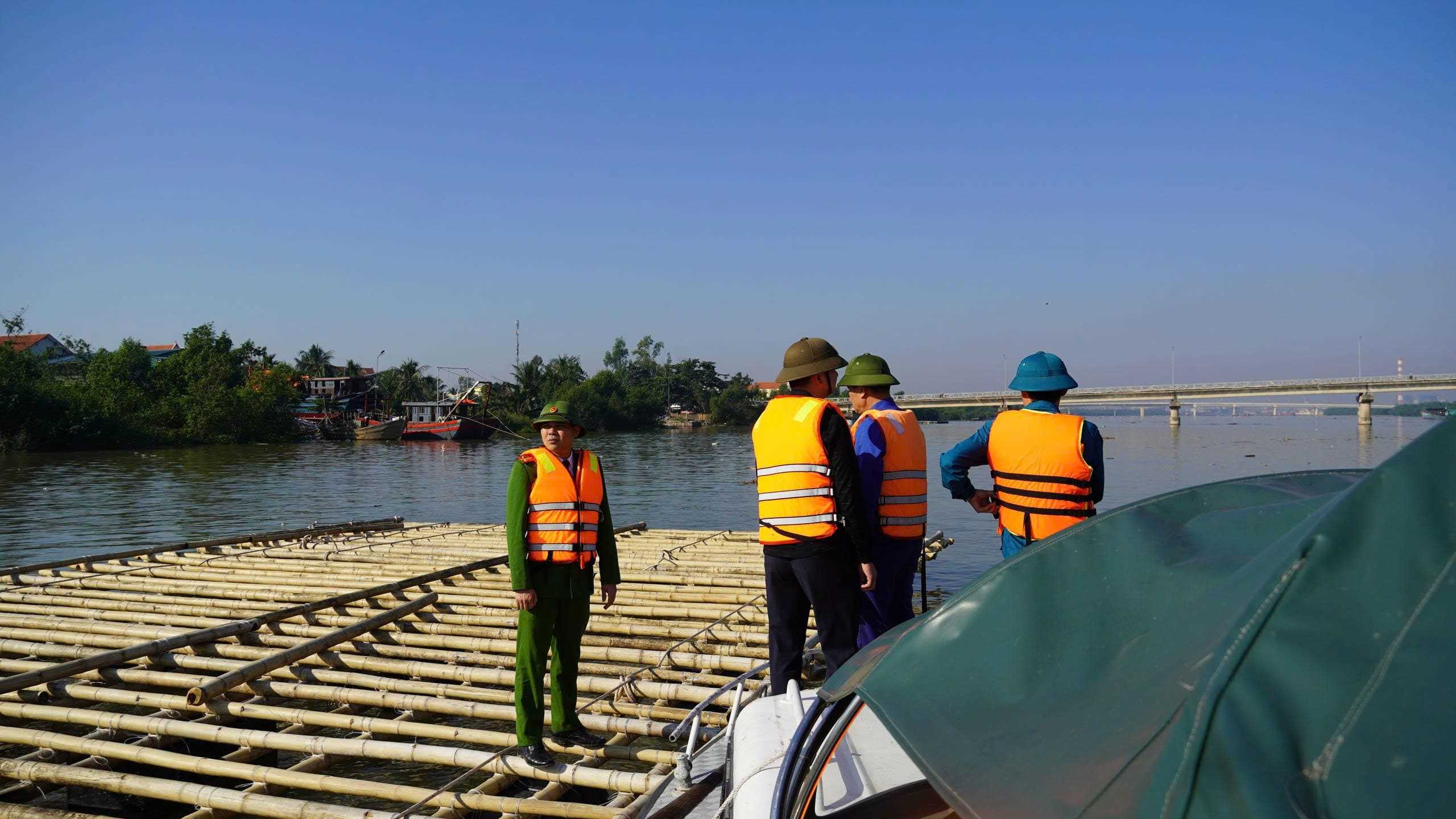 Správa Phong Coc kontroluje a řeší situaci s akvakulturními klecemi, které neodpovídají plánu. Foto: Poskytly místní úřady.