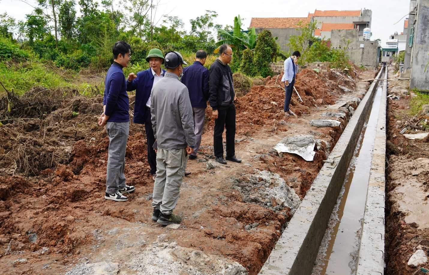 Vedoucí představitelé okrsku Phong Coc kontrolují projekt na zlepšení životního prostředí v oblasti Yen Hai 8. Foto: Poskytly místní úřady.
