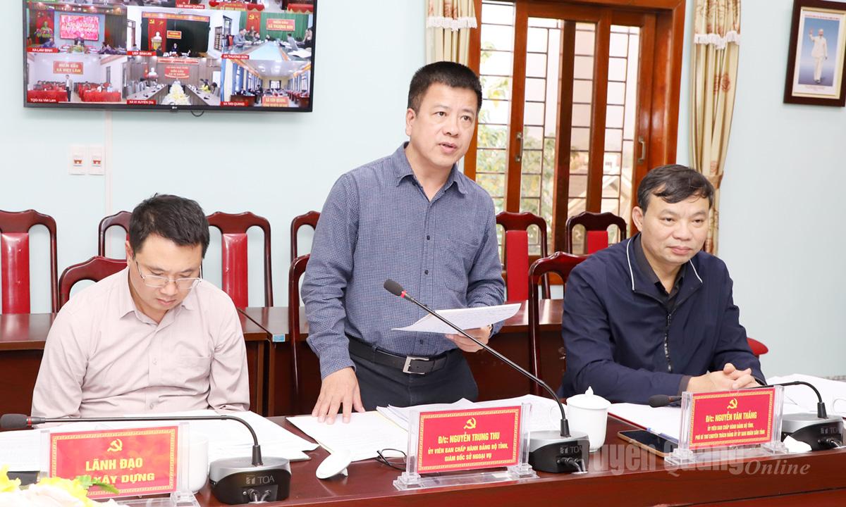 Đồng chí Nguyễn Trung Thu, Ủy viên BCH Đảng bộ tỉnh, Giám đốc Sở Ngoại vụ thảo luận tại hội nghị.