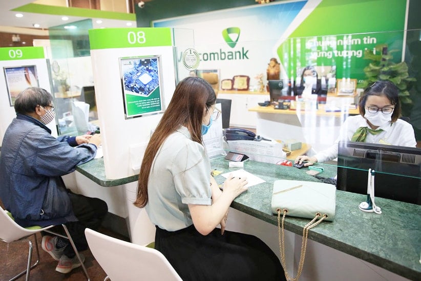 Clienții efectuează tranzacții la Banca Comercială pe Acțiuni pentru Comerț Exterior din Vietnam.