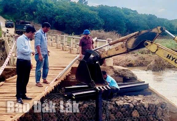 Lederen av Ea Kiet kommunes folkekomité, Vo Sy Tung, inspiserte reparasjonsarbeidet på broen i landsbyen H'Mong.