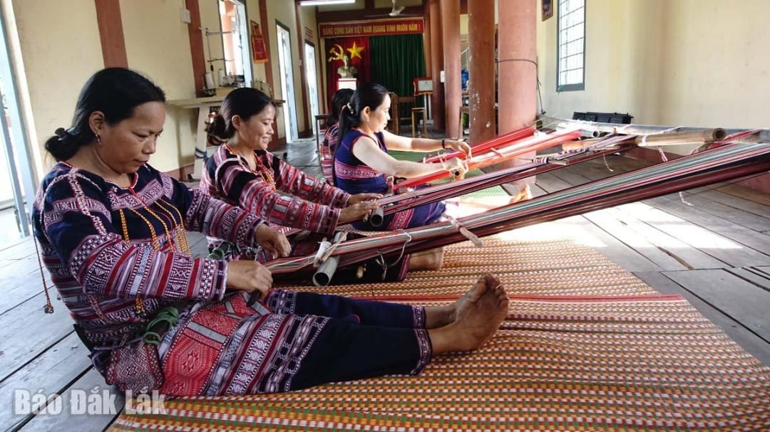 Locuitorii din comuna Xuan Lanh își sporesc veniturile din țesutul manual.