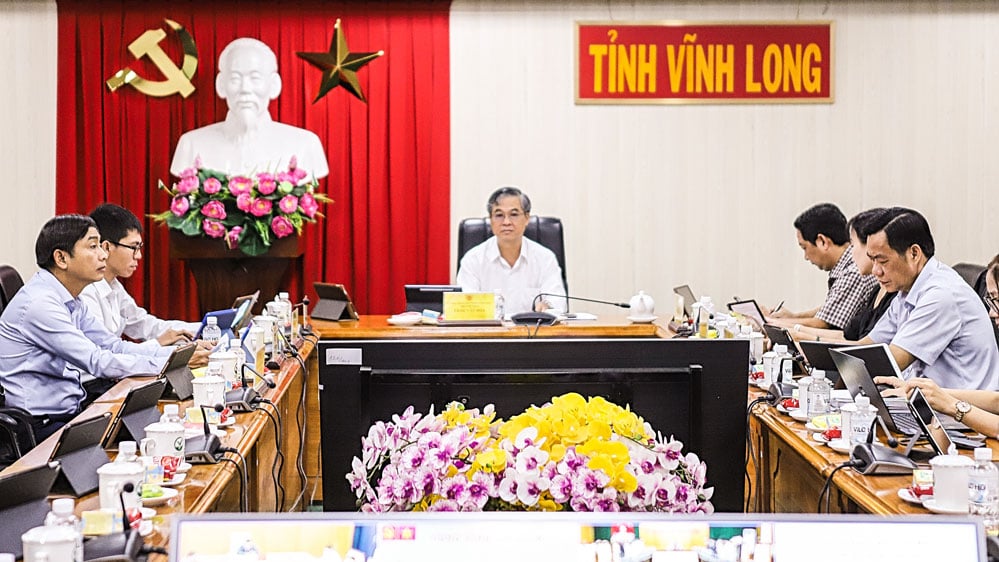 نایب رئیس کمیته مردمی استان - چائو ون هوا و نمایندگان در جلسهای که در پل استان وین لونگ برگزار شد، شرکت کردند.