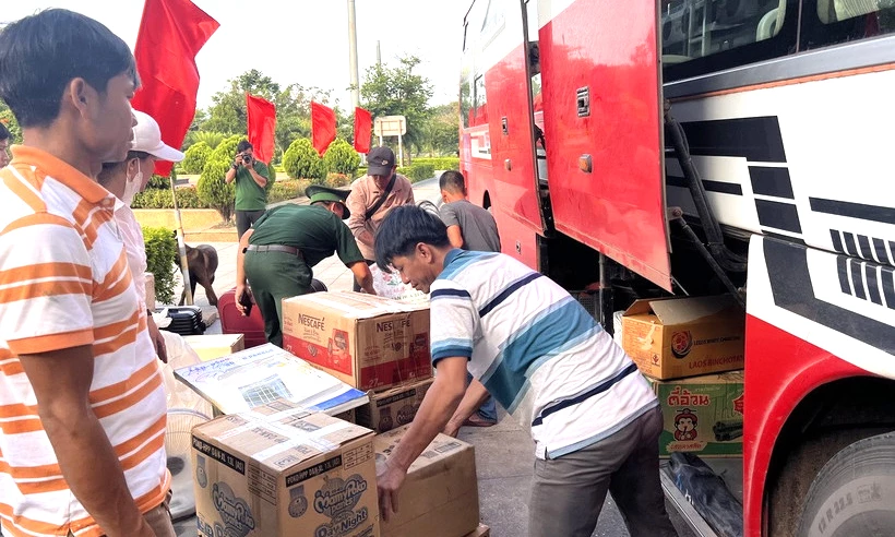 Grensevakter ved Lao Bao internasjonale grenseport kontrollerer kjøretøy, varer og bagasje som kommer inn og ut av landet. (Foto: Nguyen Linh/VNA)