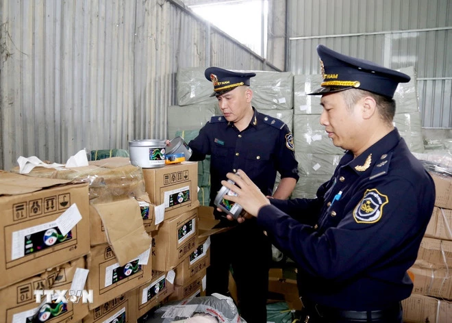 Tollvesenet ved Huu Nghi internasjonale grenseport (Lang Son) sjekker etiketter på importerte varer på lageret i grenseportområdet. (Foto: Quang Duy/VNA)