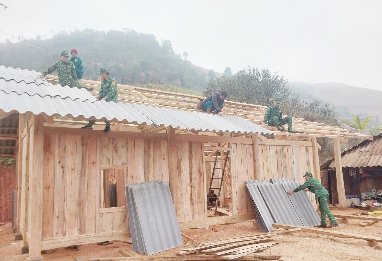 שומרי הגבול עזרו למר טאו א טאנג לבנות בית חדש.
