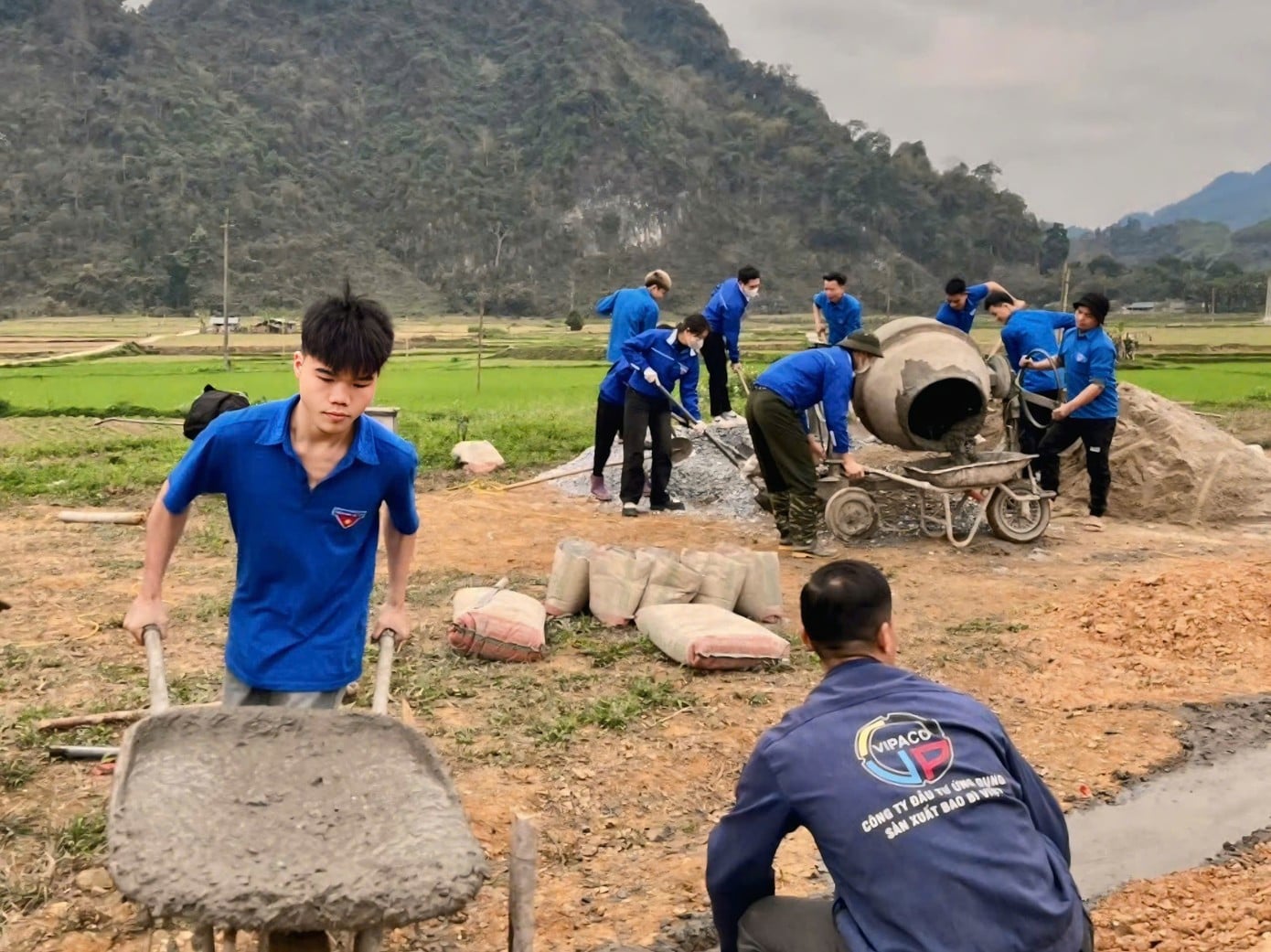 חברי איגוד הנוער השתתפו בבניית בית כדי לעזור לגב' ואן.