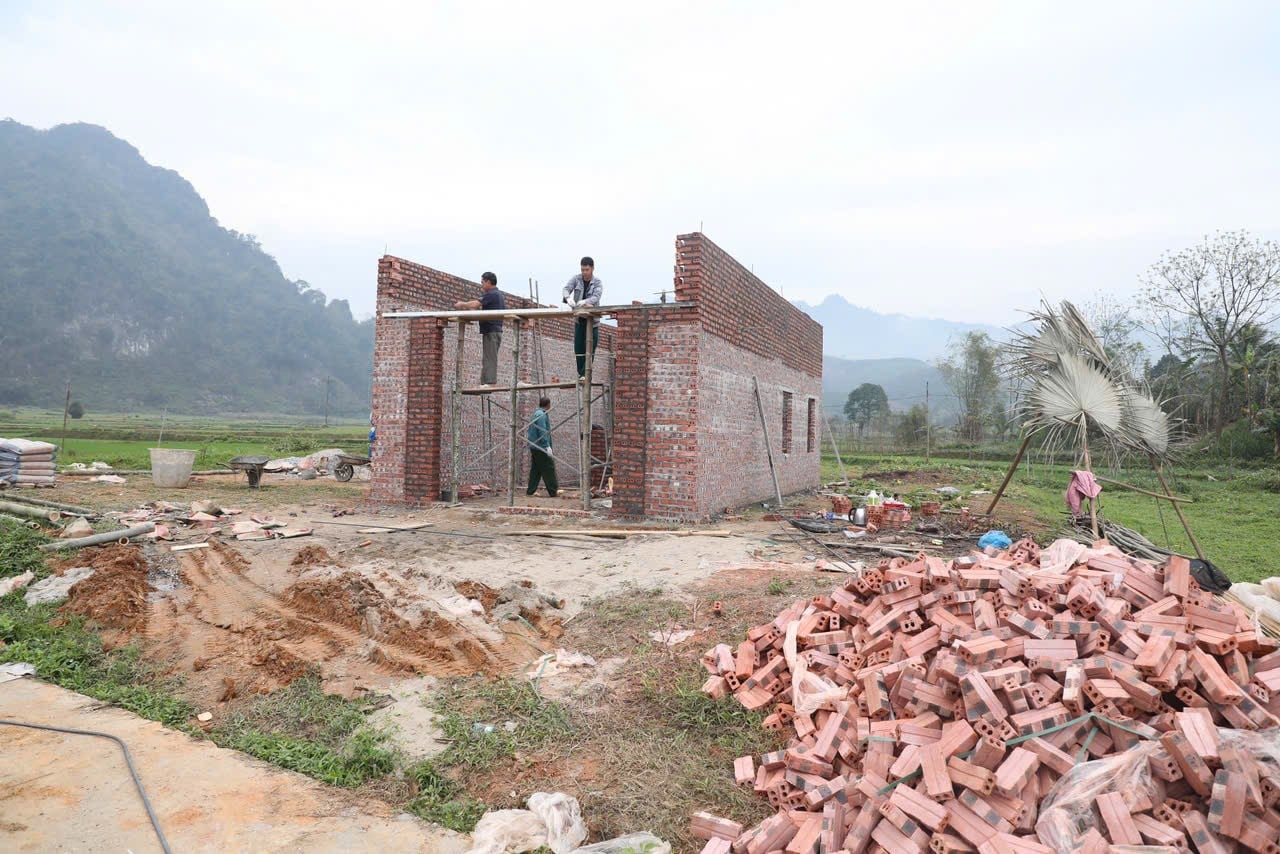 בית החלומות של לי טי ואן ושלושת ילדיה במהלך הבנייה