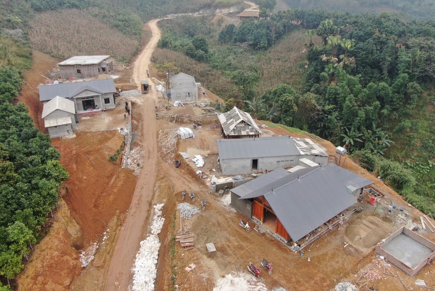 כביש הבטון שנפתח לאחרונה מבטיח לעזור לאנשים לנסוע בצורה נוחה יותר, ולקדם פיתוח כלכלי אזורי.