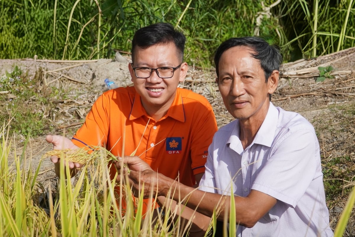 Г-н Нгуен Ван Хунг (справа) — один из пионеров, призвавших фермеров-рисоводов сократить выбросы много лет назад. Фото: Ким Ань. Ông Nguyễn Văn Hùng (bên phải) - người tiên phong vận động nông dân trồng lúa giảm phát thải từ nhiều năm trước. Ảnh: Kim Anh.