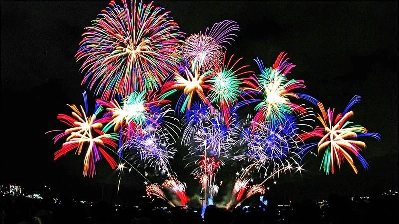Fyrverkeri «Velkommen nyttår – 2026» på Lam Son-plassen