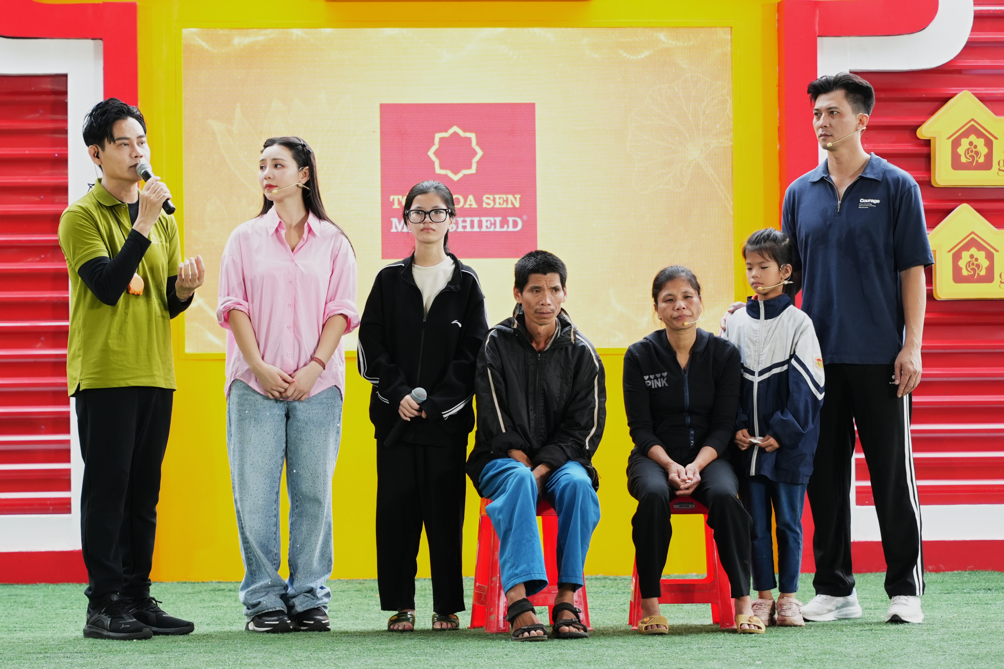 O apresentador Duong Hong Phuc, o ator Ha Viet Dung e Quynh Kool compartilharam mensagens de apoio e encorajaram a família de Quynh Anh a superar as dificuldades.