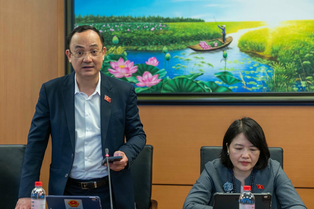 Delegasi Nguyen Ngoc Son berbicara dalam diskusi tersebut.