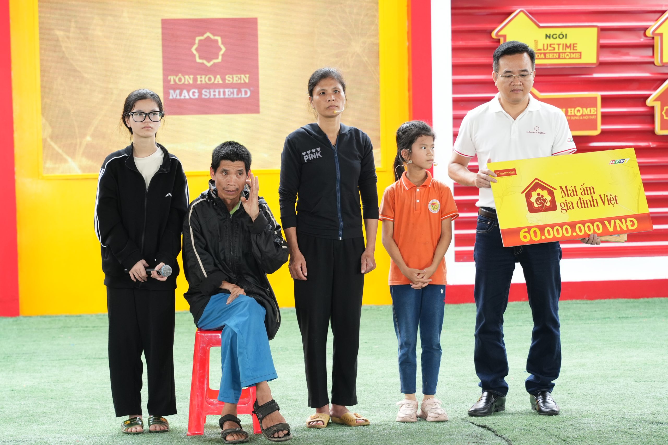 A família de Dang Quynh Anh ganhou o primeiro prêmio, superando um desafio especial e levando para casa um total de 60 milhões de VND.