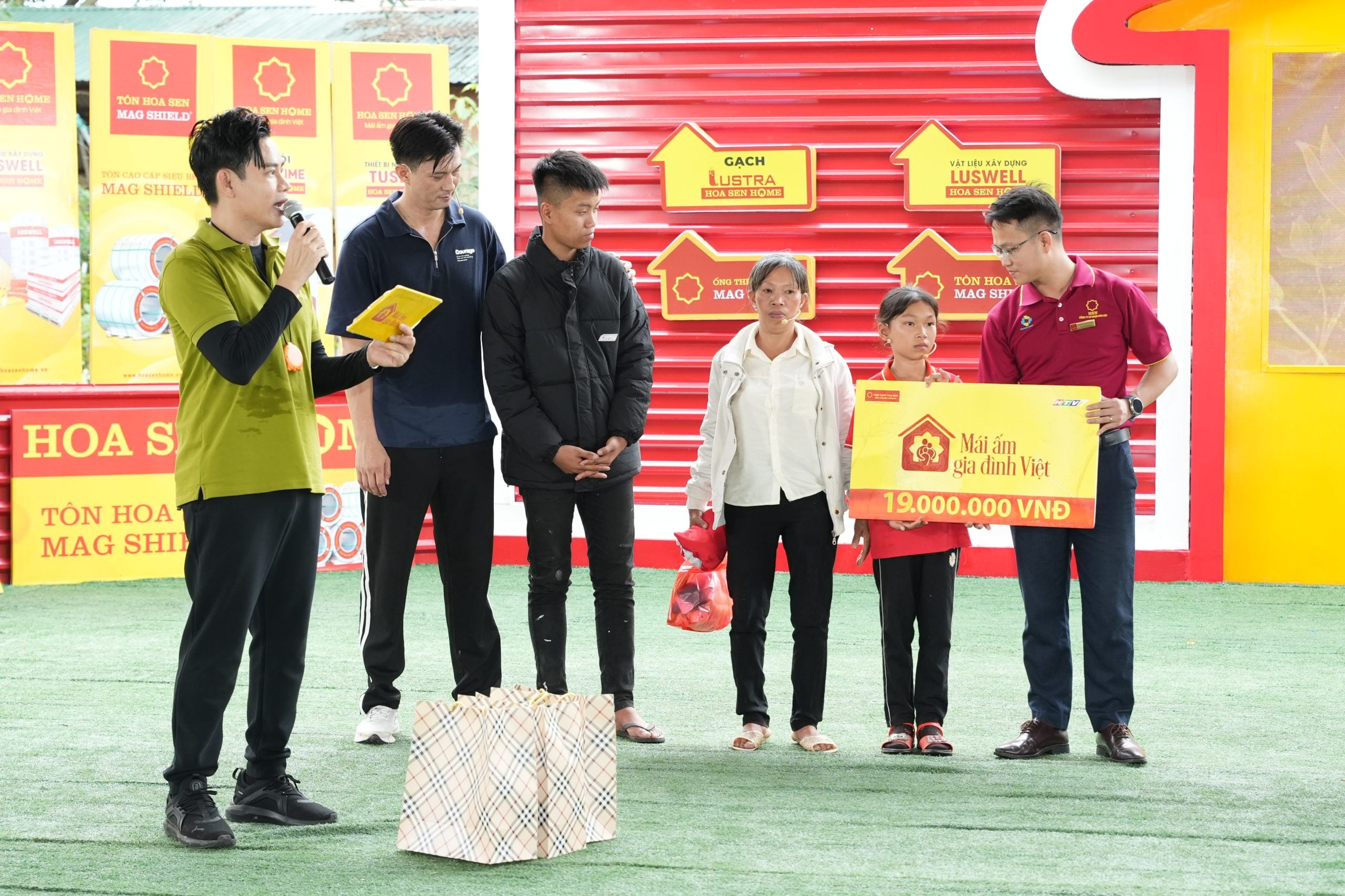 A família de Duong Nguyen Chuc Ly ficou em terceiro lugar, recebendo 19 milhões de VND.