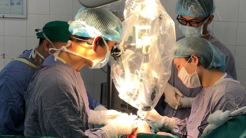 Kirurgteamet utförde mikrokirurgi för att återfästa patientens finger med hjälp av ett mikroskop.