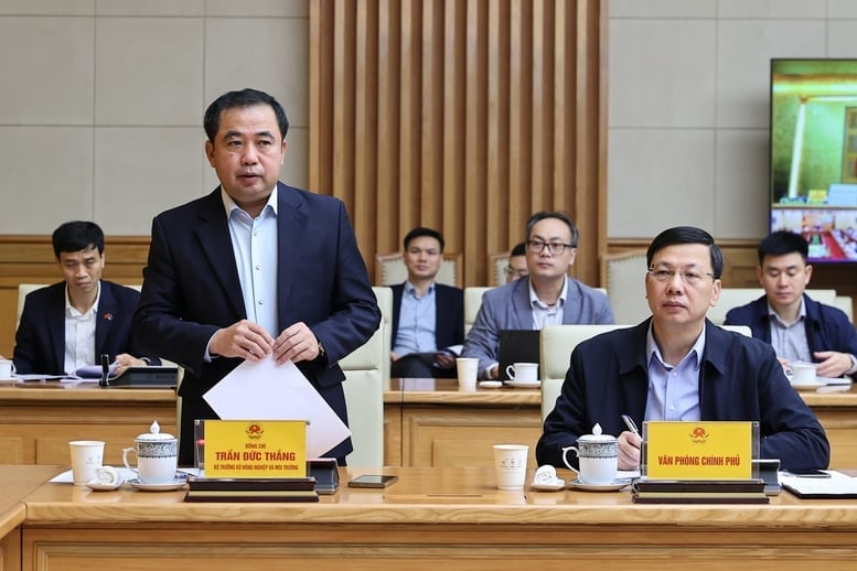 وزير الزراعة والبيئة تران دوك ثانغ يقدم تقريره في الاجتماع - الصورة: VGP/Nhat Bac Bộ trưởng Bộ Nông nghiệp và Môi trường Trần Đức Thắng báo cáo tại cuộc họp - Ảnh: VGP/Nhật Bắc