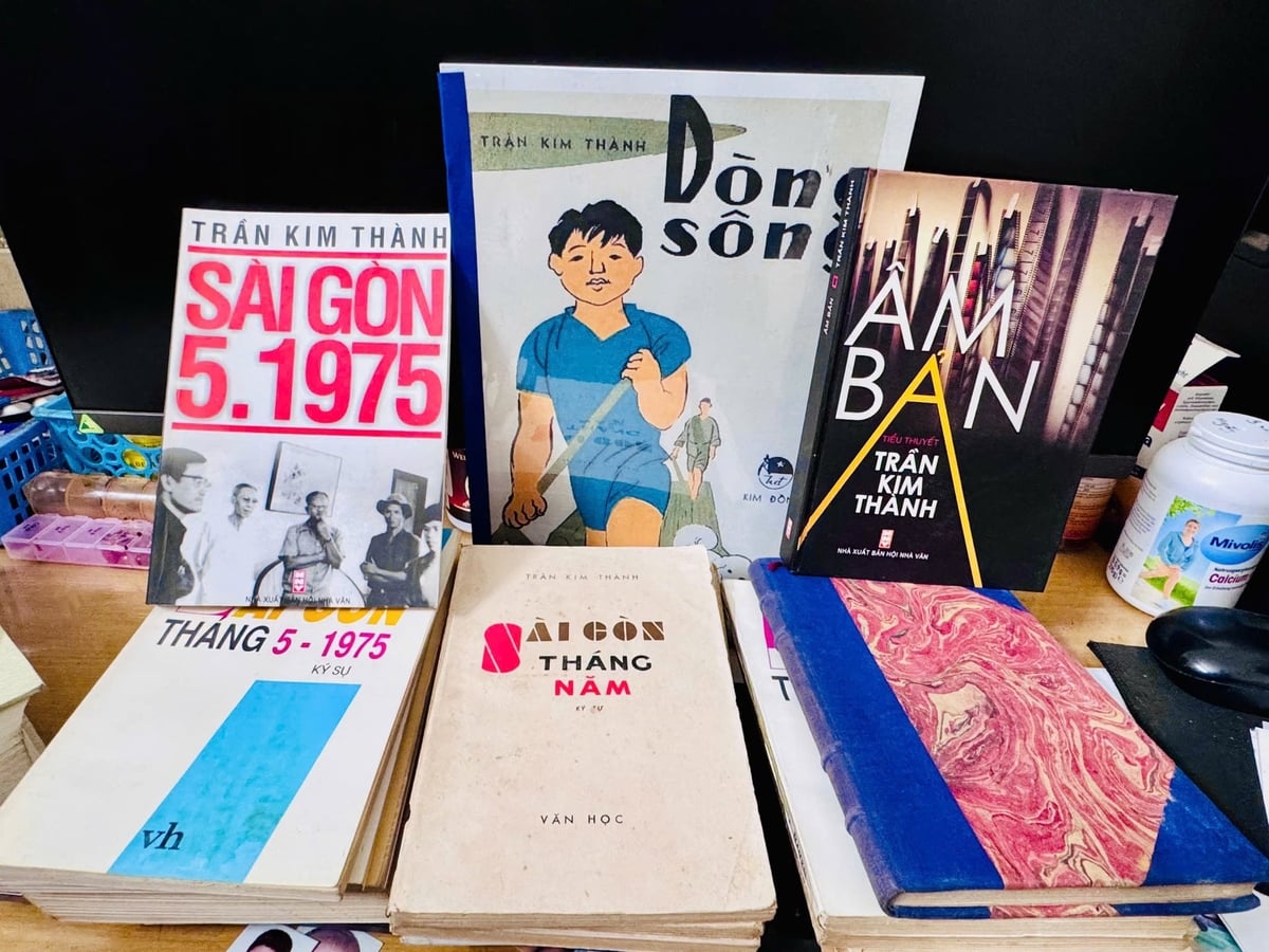 Gia tài của nhà văn Trần Kim Thành là hàng chục tập sách đã xuất bản. Ảnh: Trần Hoàng Thiên Kim.