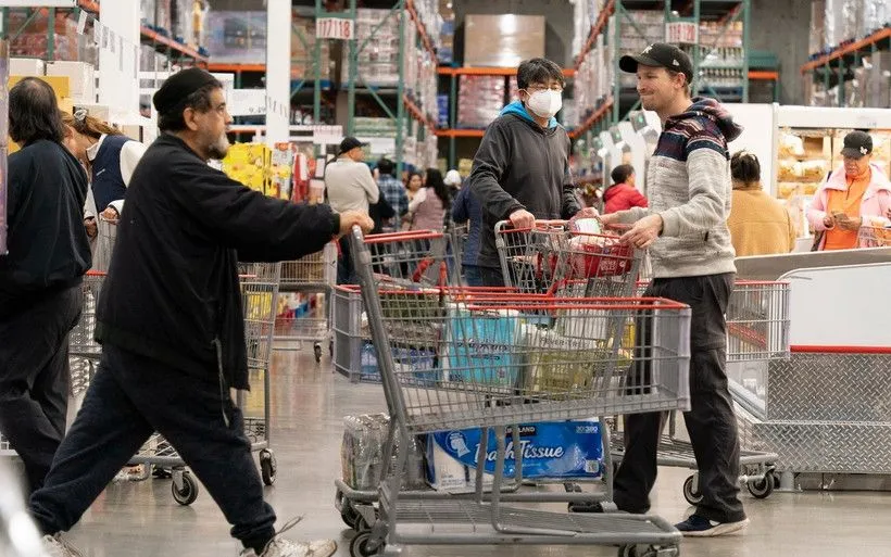 Personas comprando en un supermercado en San Mateo, California, EE. UU. (Foto: THX/TTXVN) Người dân mua sắm tại siêu thị ở San Mateo, California, Mỹ. (Ảnh: THX/TTXVN)