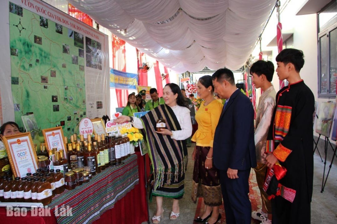 Innbyggerne i Buon Don kommune konkurrerer i arbeidsproduksjon og skaper mange OCCOP-produkter av høy kvalitet.